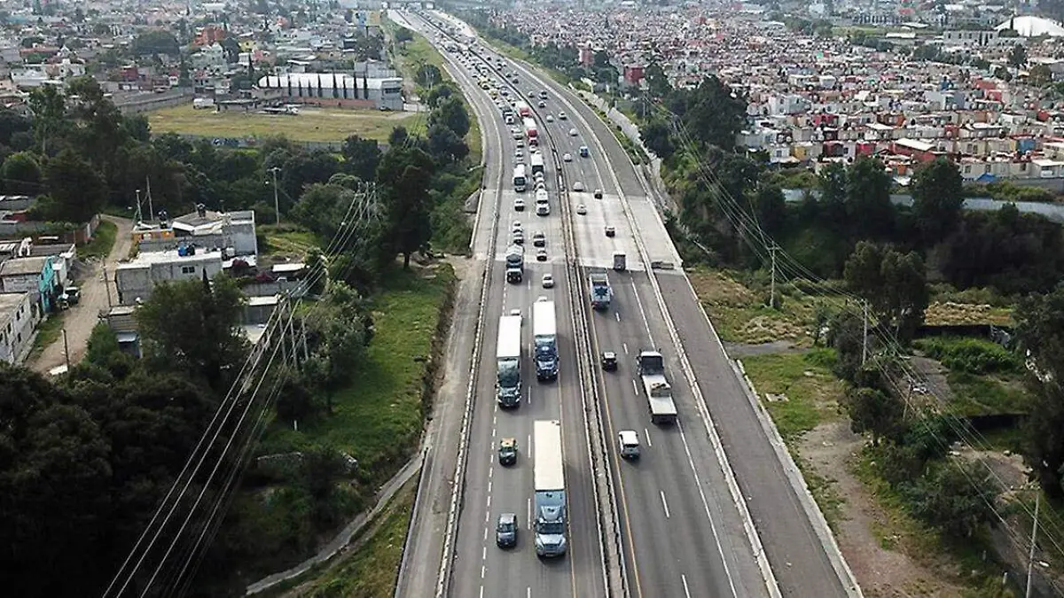 Automovilistas que circulan diariamente por el primer piso de la Autopista México-Puebla avalaron que el Gobierno del Estado subiera de 70 a 90 kilómetros el límite de velocidad