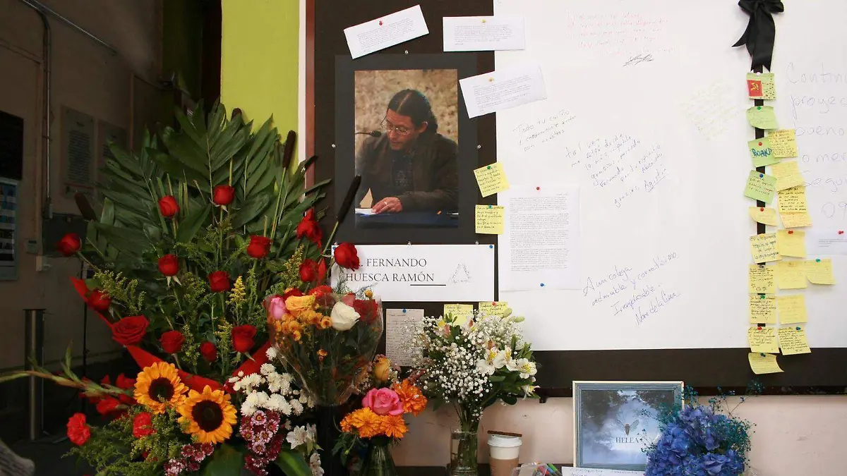 Alumnos de la BUAP realizan memorial al docente Fernando Huesca tras su fallecimiento
