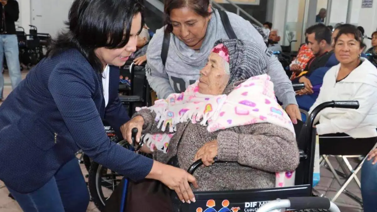 Entregan aparatos ortopédicos en Cuautlancingo