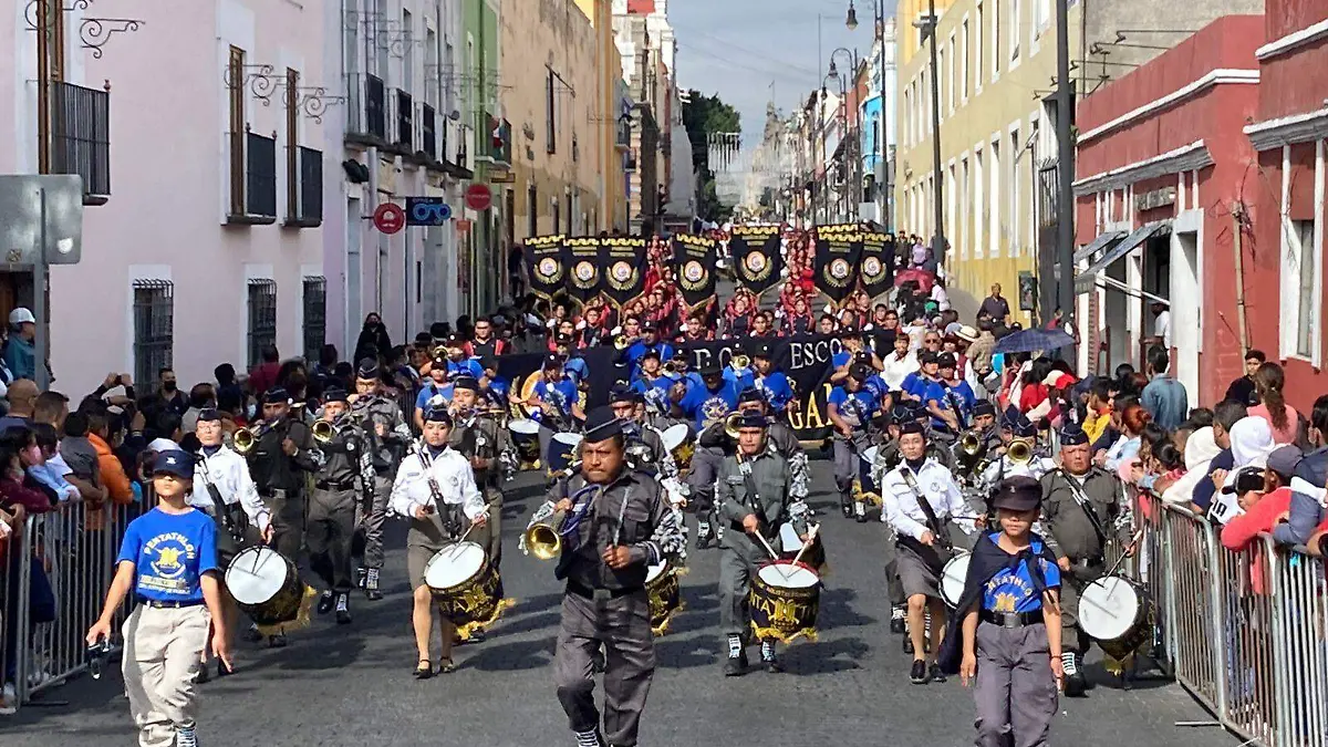 Desfile cívico-militar de la Revolución Mexicana concentró gran número de asistentes