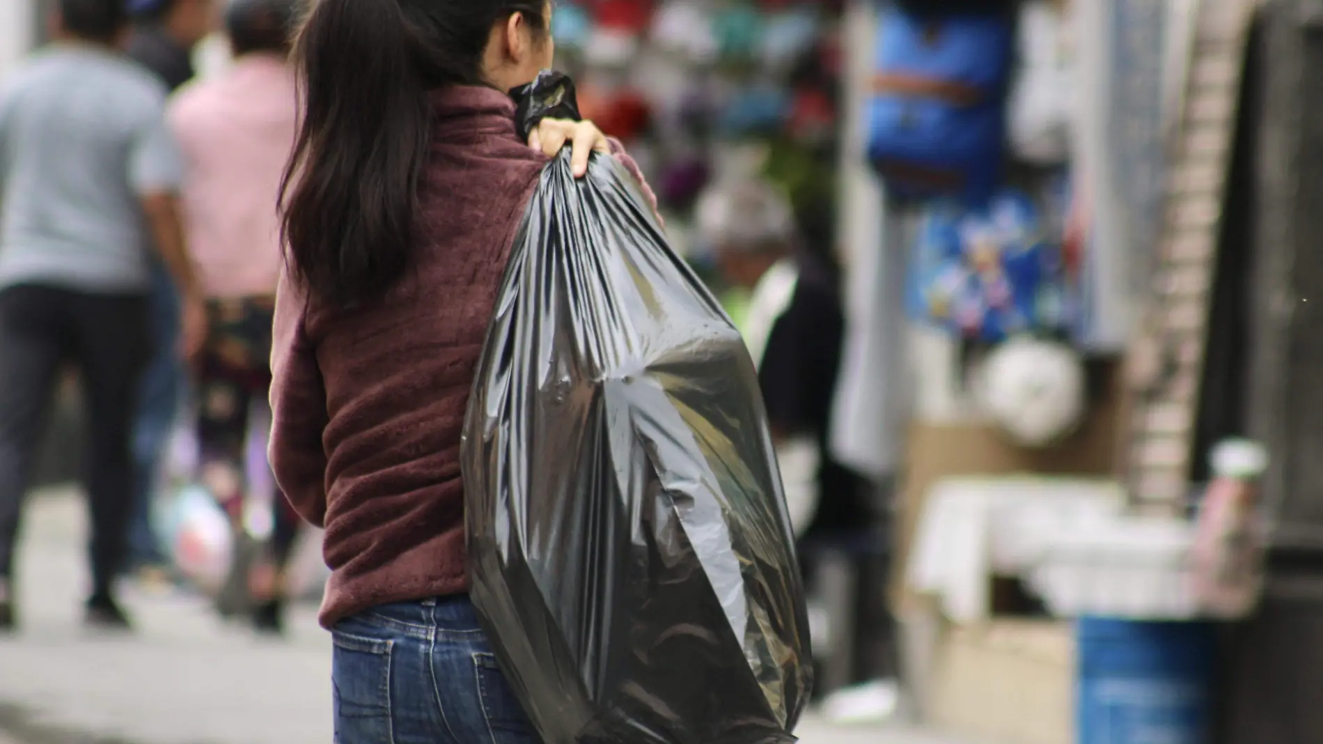 Ciudadanos se molestan cuando no les dan bolsas de plásticos 