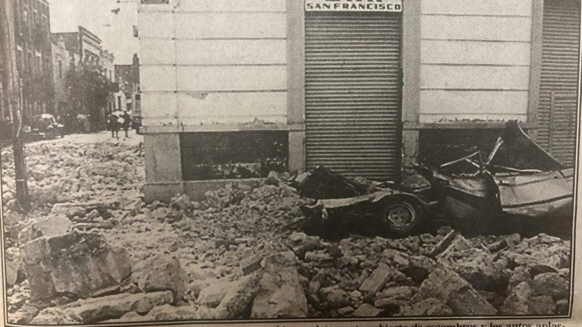 Muchos vehículos que estaban en un estacionamiento ubicado en la 3 Oriente quedaron destrozados