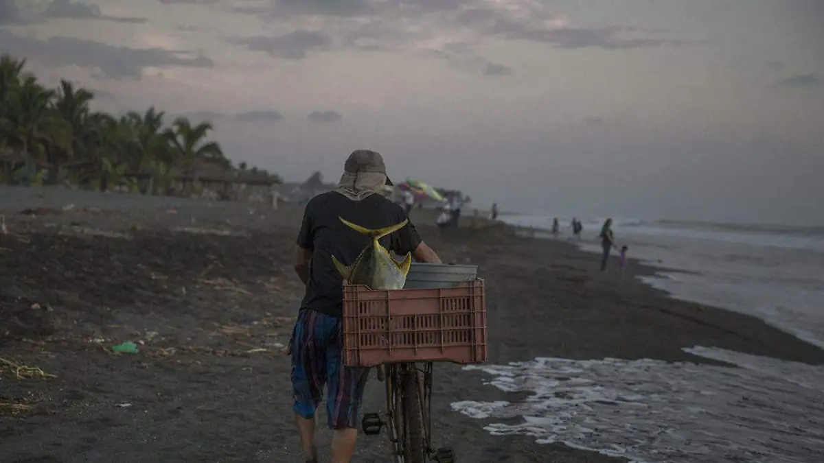 Un hombre originario del municipio de Huejotzingo que acudió de vacaciones a las playas de Tecomán, en el estado de Colima, fue arrastrado por las olas