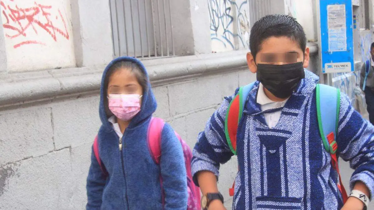 niños regresan a la escuela con cubrebocas