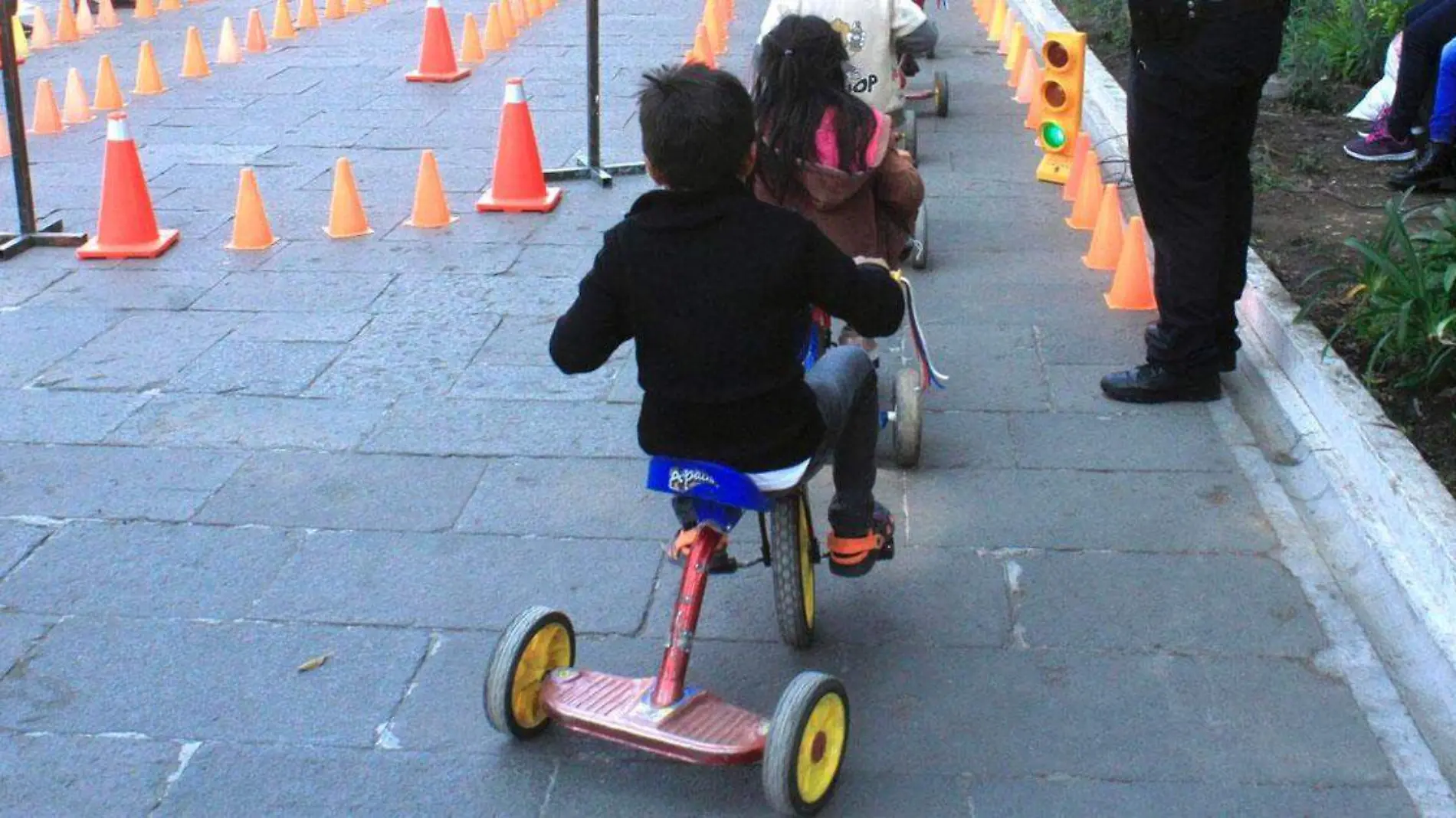 Niños en triciclo en el zócalo de Puebla 