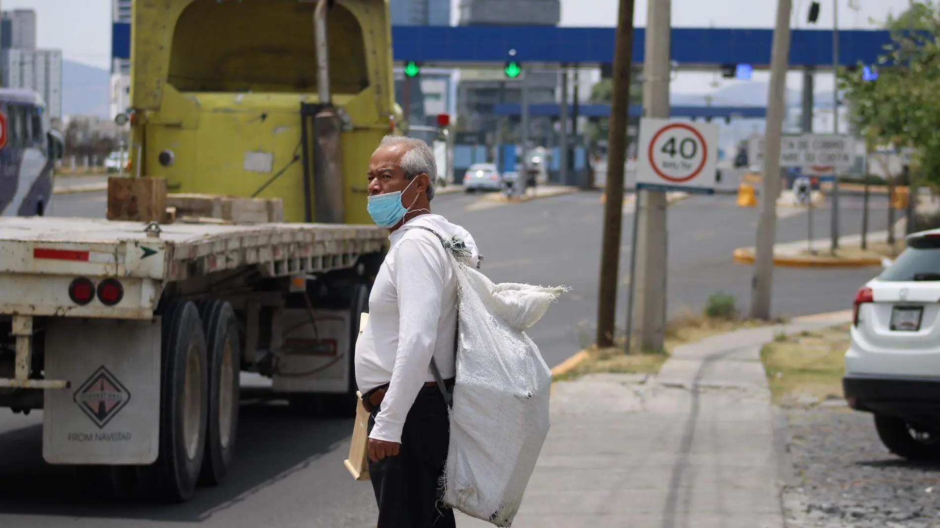 Cruzar la vía Atlixcáyotl es un dolor de cabeza 