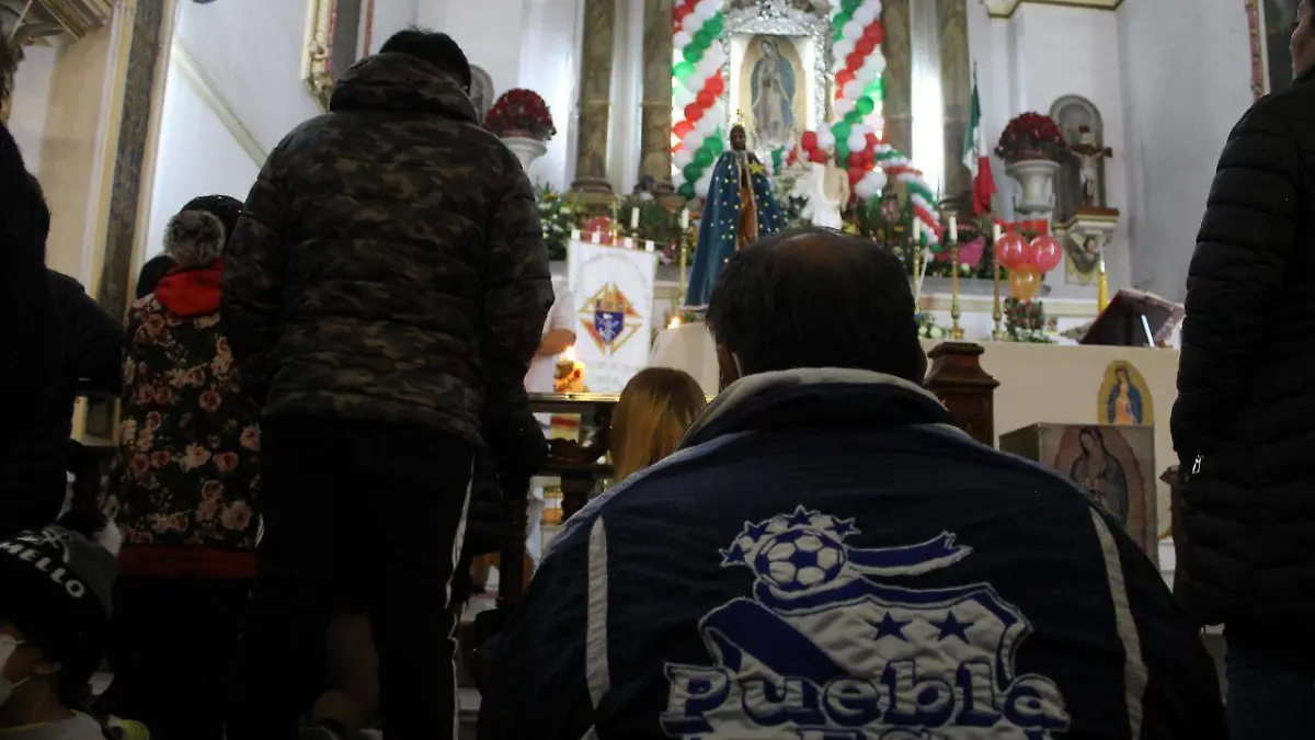 Visitan a la Virgen de Guadalupe en Puebla 