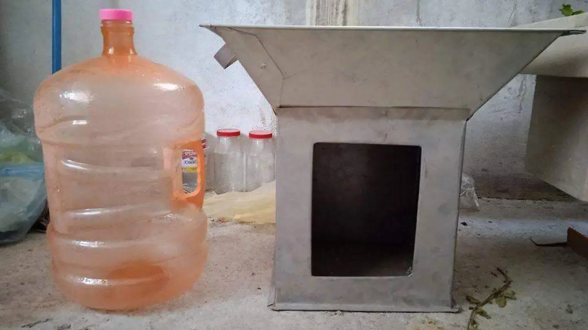 Ancianita dedica letrero a delincuentes que le robaron su bracero