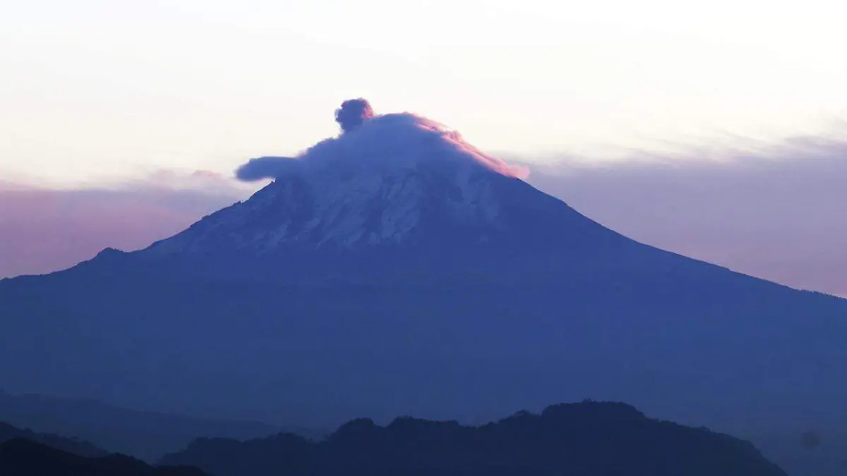 Las bajas temperaturas continúan abrazando el territorio poblano y el volcán Popocatépetl no está exento de padecerlas