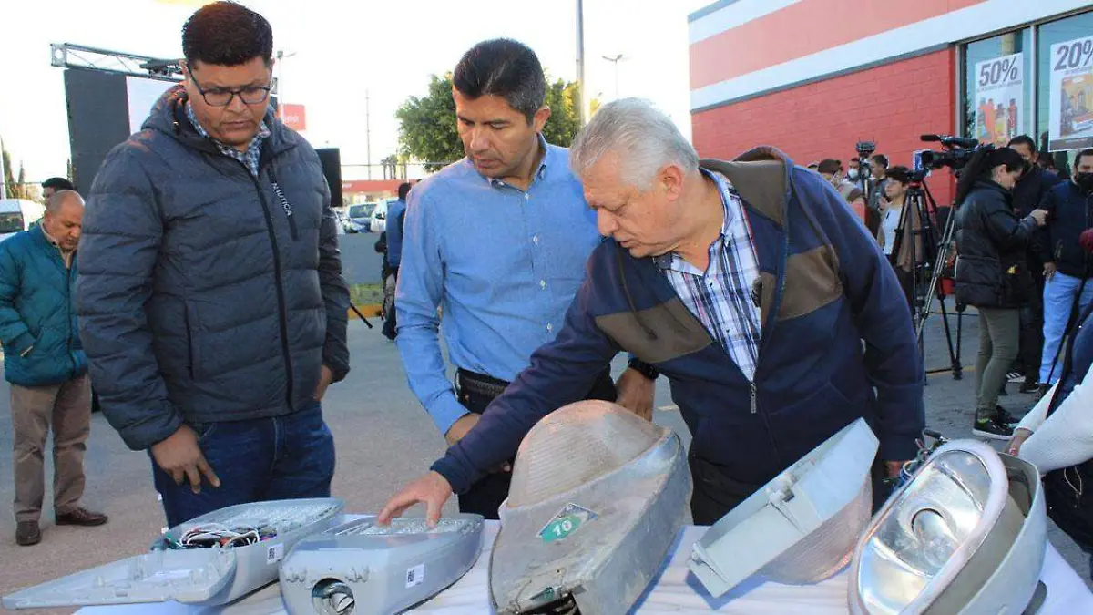 Entrega Ayuntamiento de Puebla luminarias en bulevar Xonacatepec