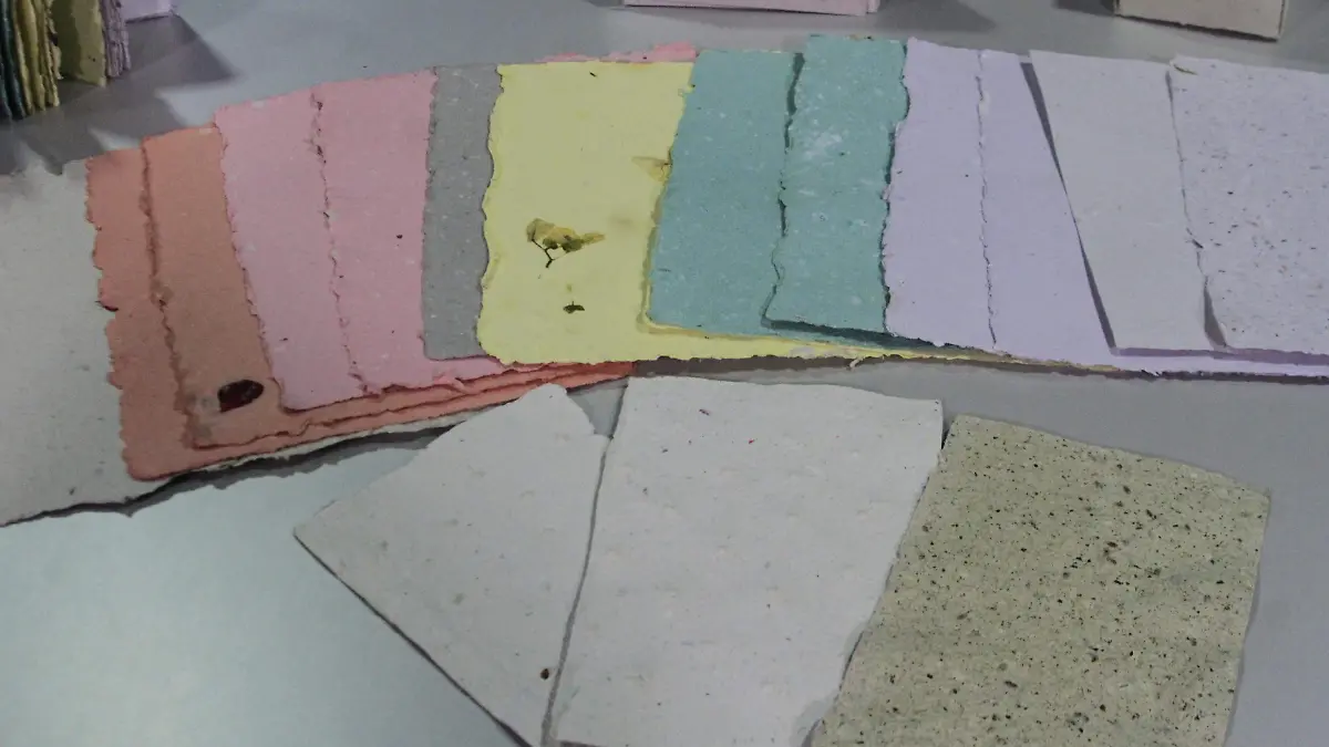 Paola Pérez tiene 19 años y se dedica a hacer papel artesanal