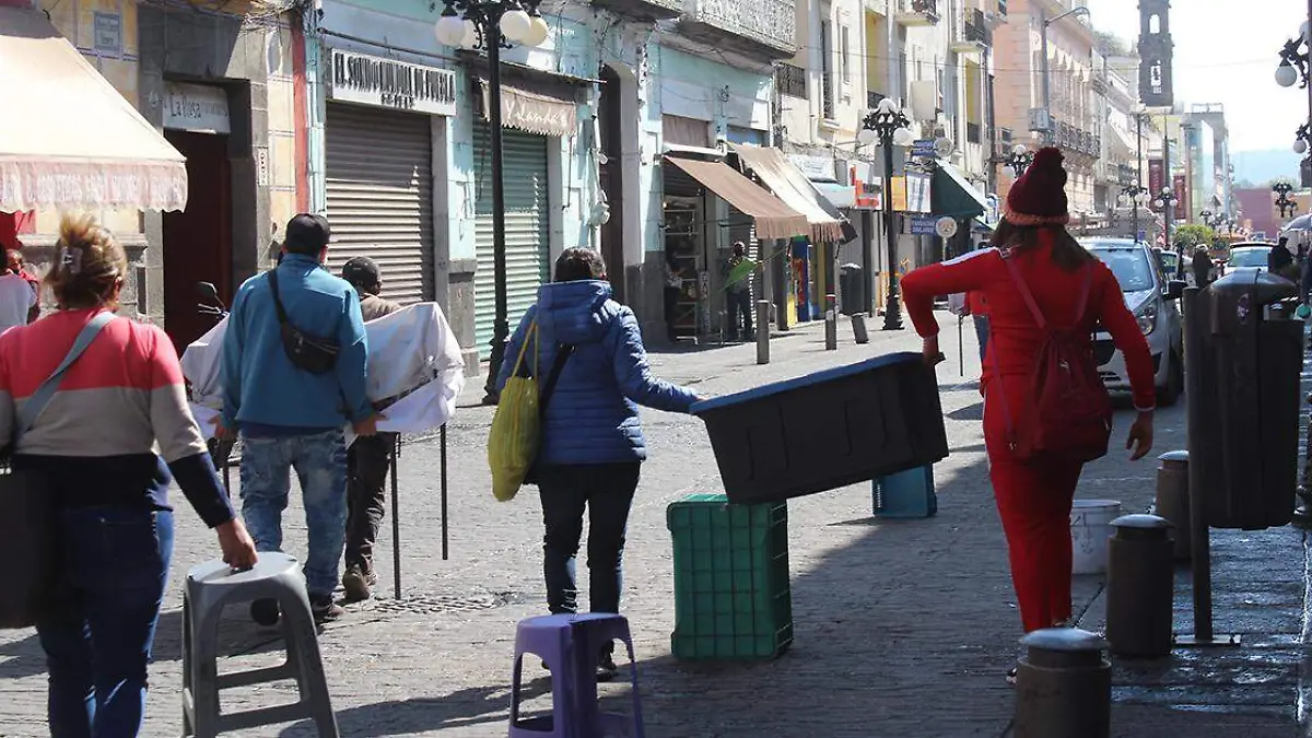 La mañana de este lunes los comerciantes de la Unión de Vendedores Ambulantes de la calle 5 de Mayo fueron retirados de la 6 Oriente