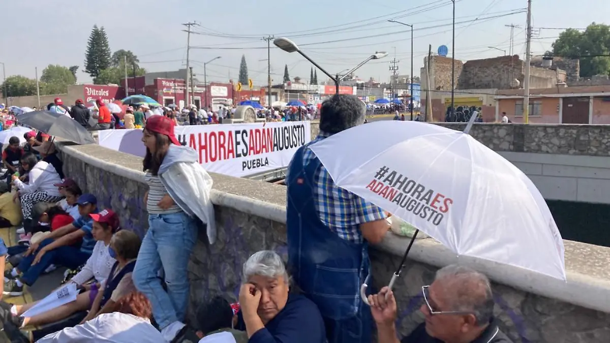 Poblanos se cubren con sombrillas que promueven a políticos 