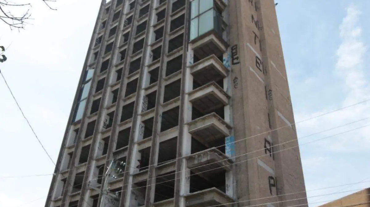 En la zona cercana al edifico habitan menores de edad, quienes también se vuelven un blanco para las personas en situación de calle