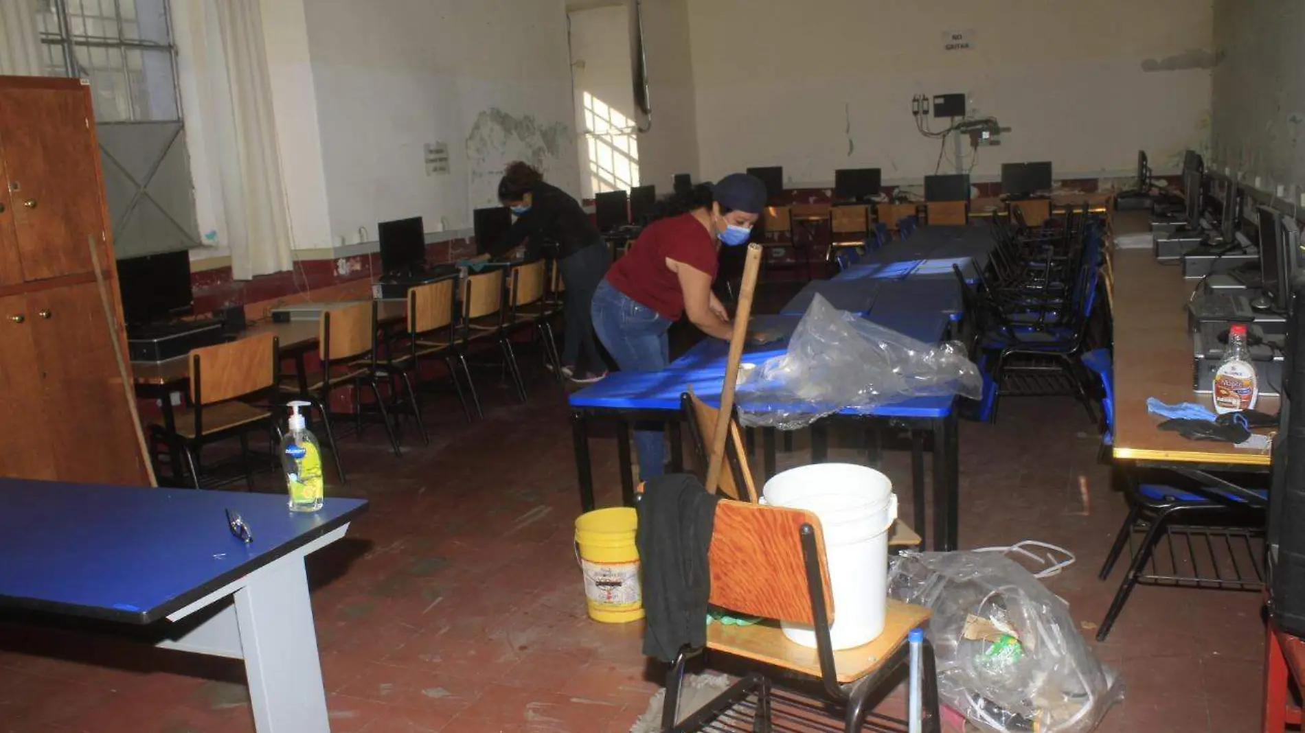 Faenas-de-limpieza-en-las-escuelas-