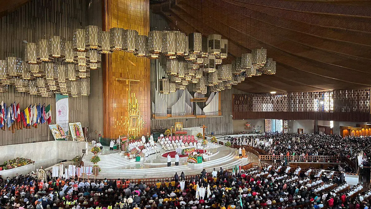 Celebran misa para 12 mil peregrinos poblanos en la Basílica de Guadalupe