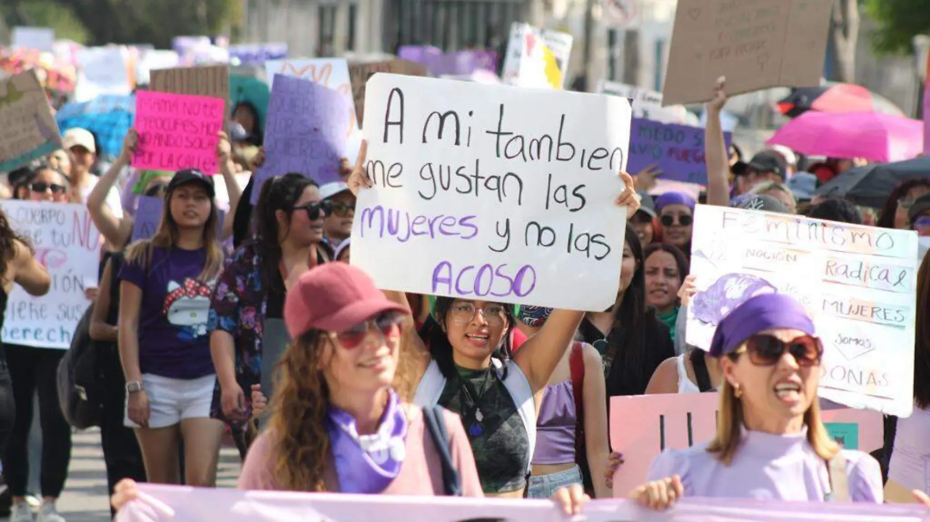 8M: Universitarias BUAP realizan protesta pacífica y marchan para conmemorar el Día de la Mujer