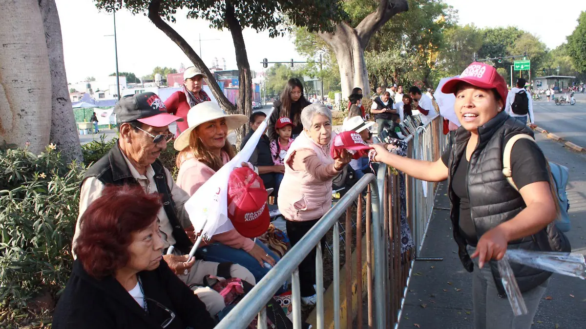 Reparten gorras que promociona nombres de políticos 