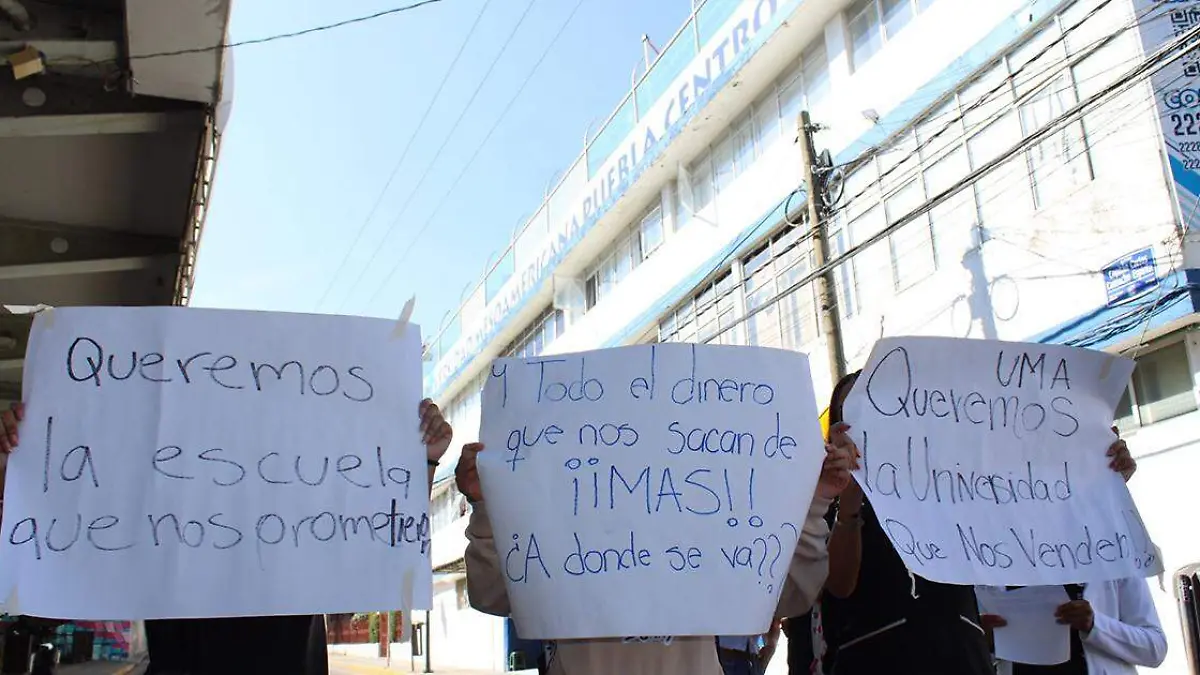 Alrededor de 20 alumnas de la Universidad Iberoamericana Puebla Centro bloquearon el Bulevar Carlos Camacho Espíritu