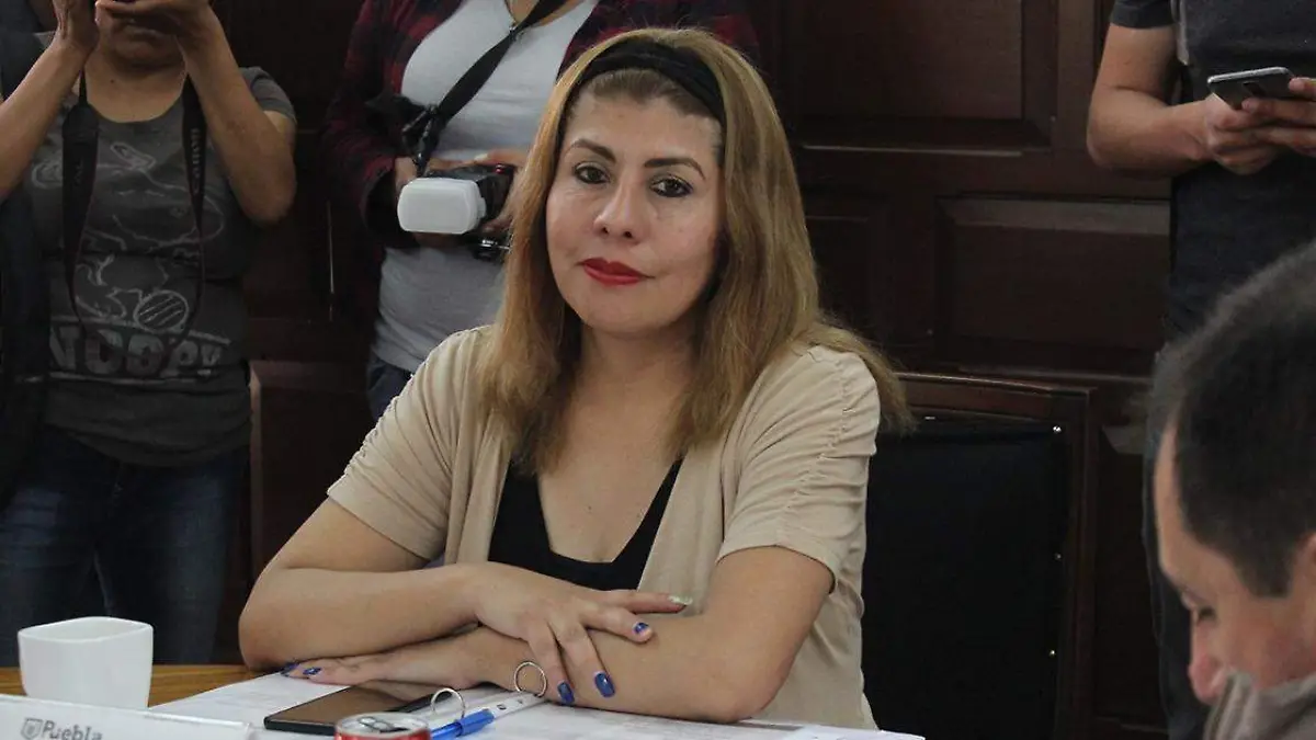 La ex regidora de la bancada de Morena en la pasada gestión de Claudia Rivera Vivanco, Cinthya Juárez Román, ahora busca ocupar la presidencia auxiliar de la junta de San Sebastián de Aparicio
