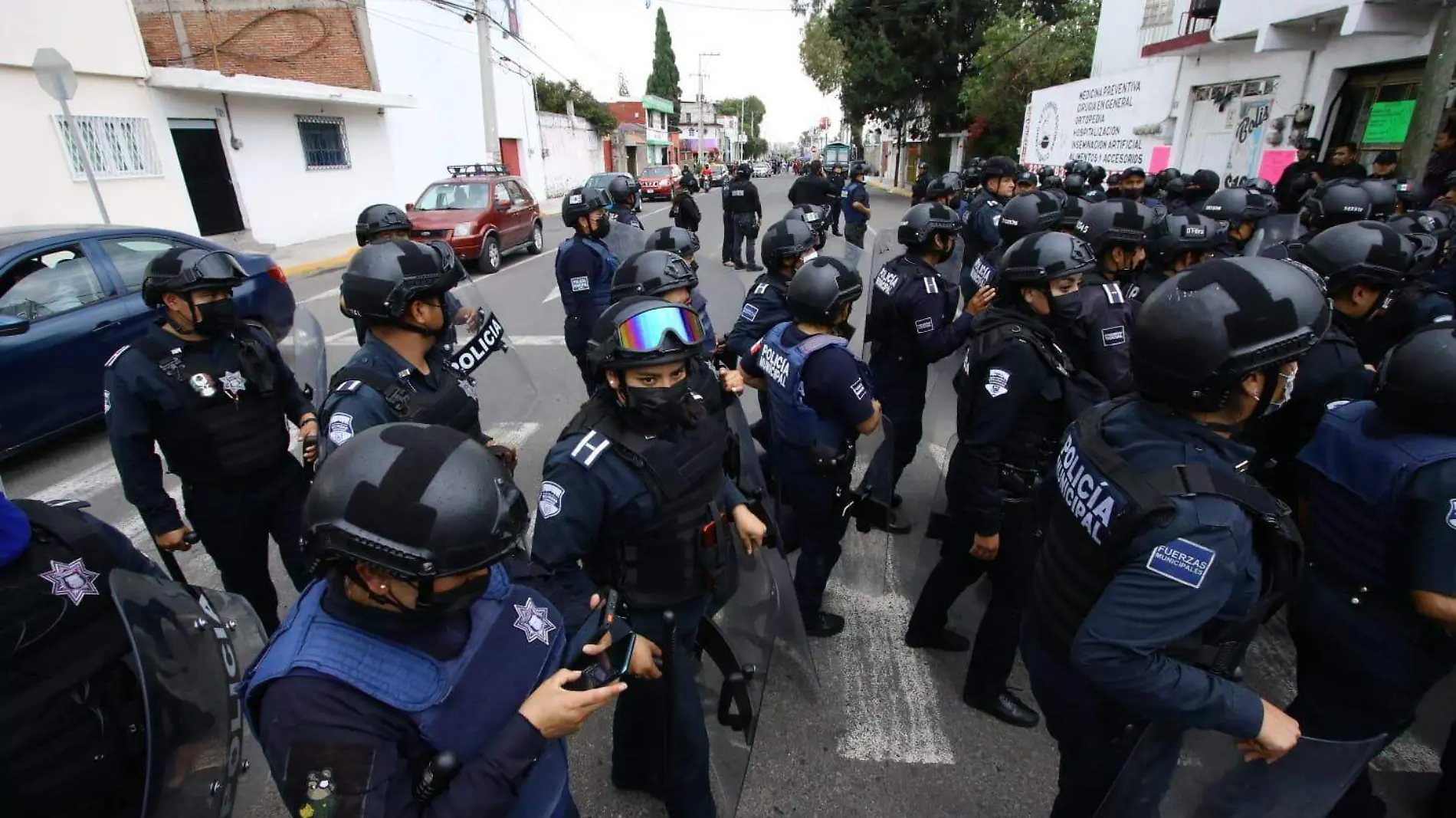 Locatarios de los mercados Hidalgo y Unión corren a policías a palos y empujones [Video]