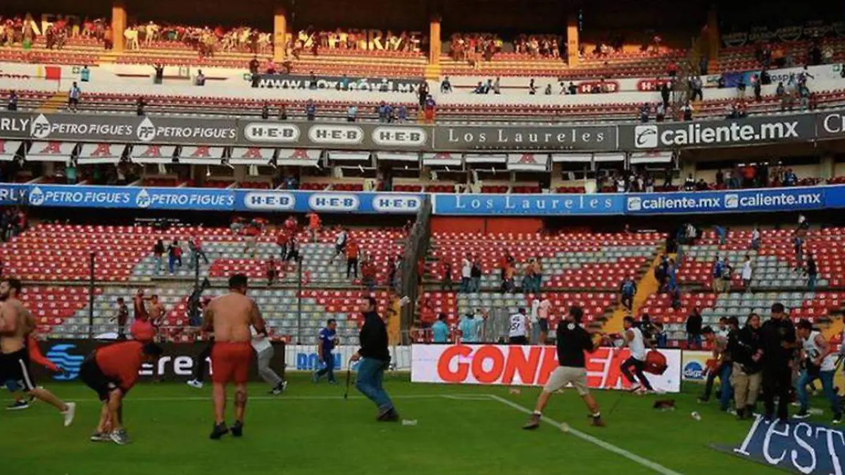 El futbol mexicano ha vivido una de sus escenas más cruentas de violencia en La Corregidora