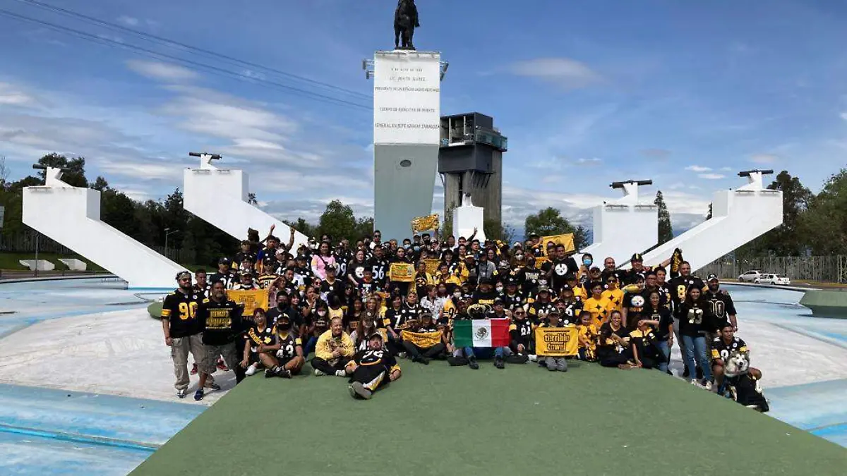 El monumento a Zaragoza se pintó de negro, plata y oro