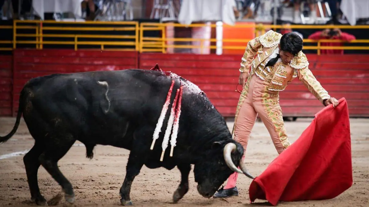Posterior al despeje de cuadrillas de los matadores, se entregó un reconocimiento a Don Jesús Ferrer “El teniente”