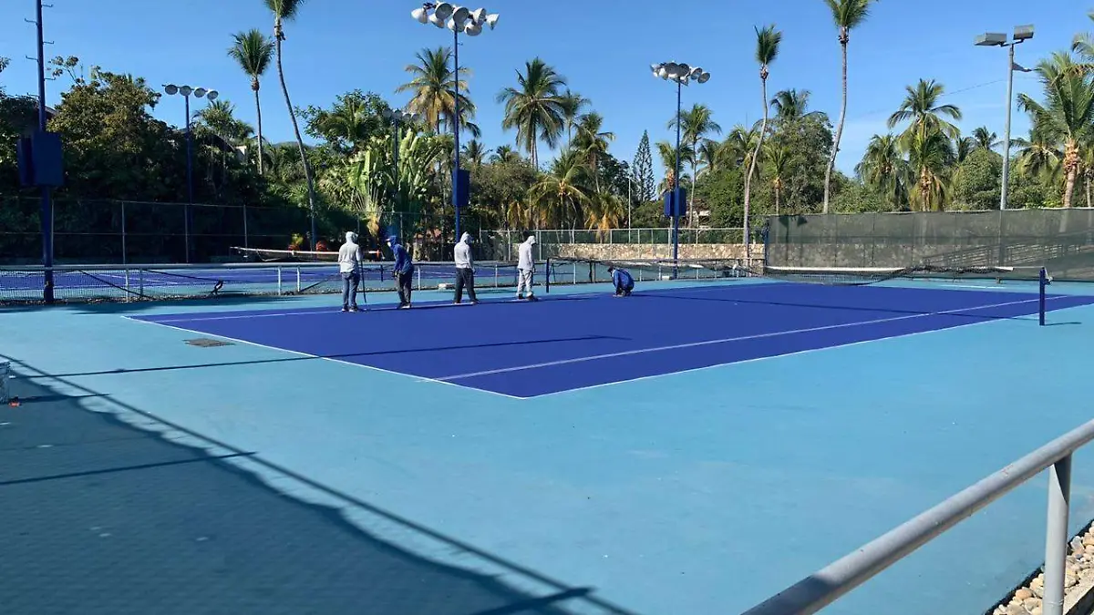 Manos poblanas trabajan en las canchas del Abierto Mexicano de Tenis, aquí con Yola Ramírez y Poncho Ocho