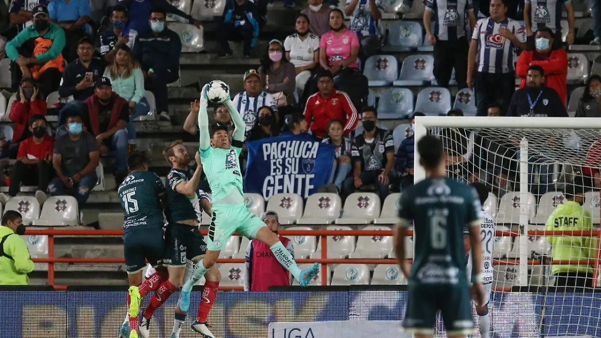 Oscar Ustari y Pachuca secaron a la furiosa ofensiva del Puebla