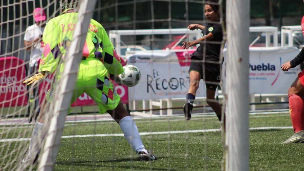 Vanessa González abrochó así la corona