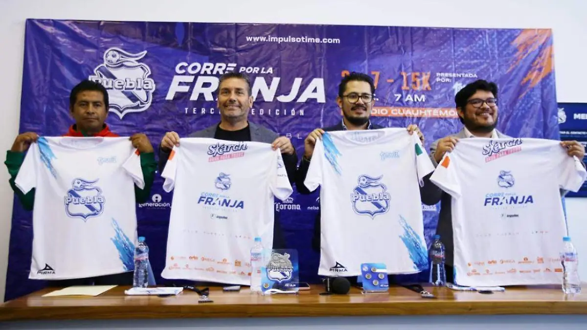 Carlos Poblete, director de desarrollo deportivo, presentó playera y medalla de la carrera