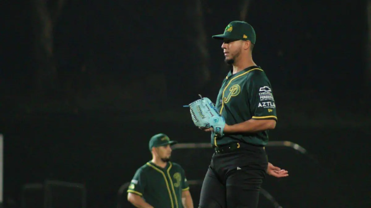 Pericos Puebla le da la vuelta a la pizarra con un par de cuadrangulares