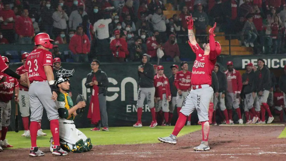 Los Diablos Rojos del México derrotaron 15-5, en el cuarto juego de la Serie de Zona, a los Pericos de Puebla