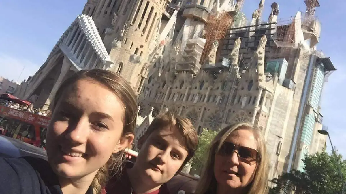 Lizzy, David y Suzzy en Barcelona, frente a la Sagrada Familia. Foto: Facebook.