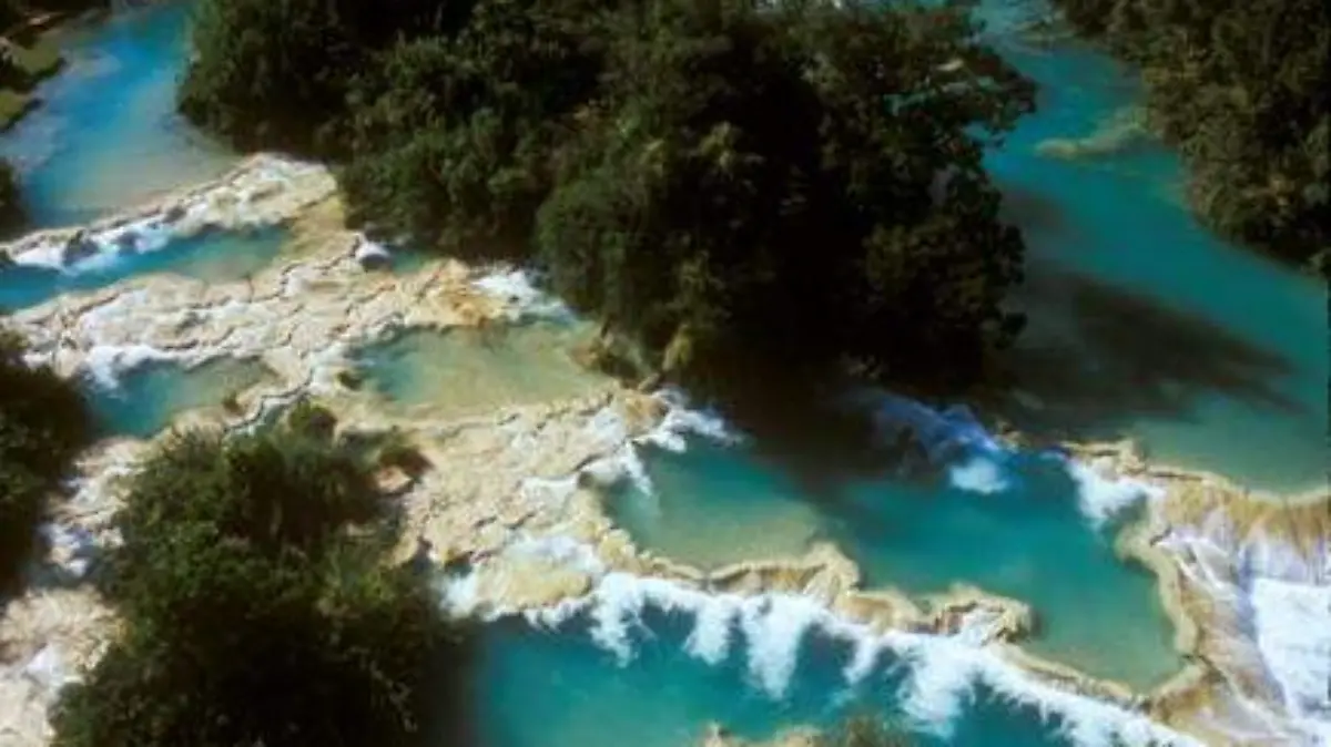 El color de sus aguas se debe al lecho calizo