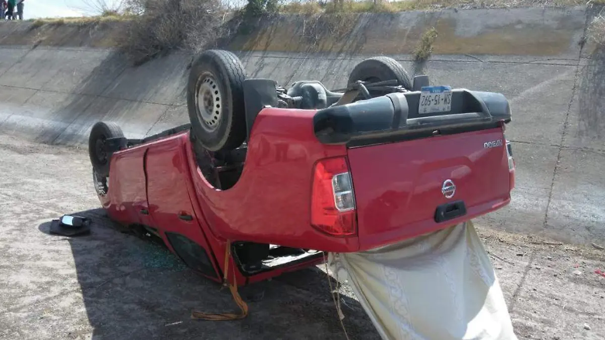 mujeres vuelcan camioneta por inseguridad