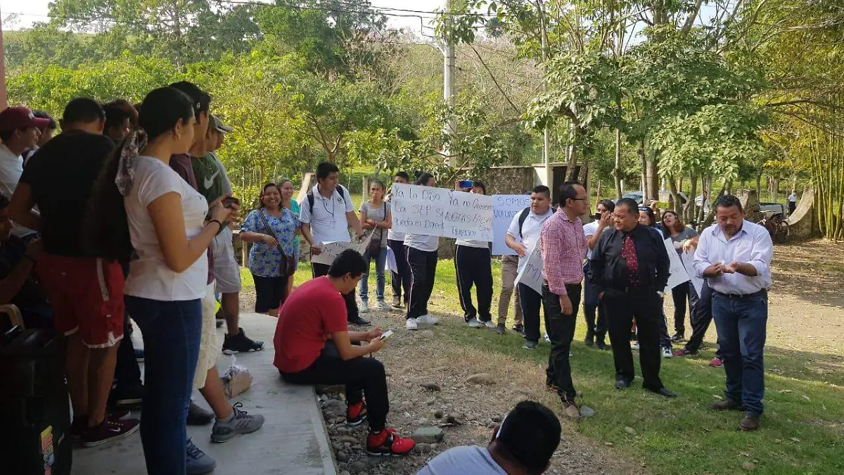 PROTESTA ESCUELA V CARRANZA 2 - Heriberto Hernández