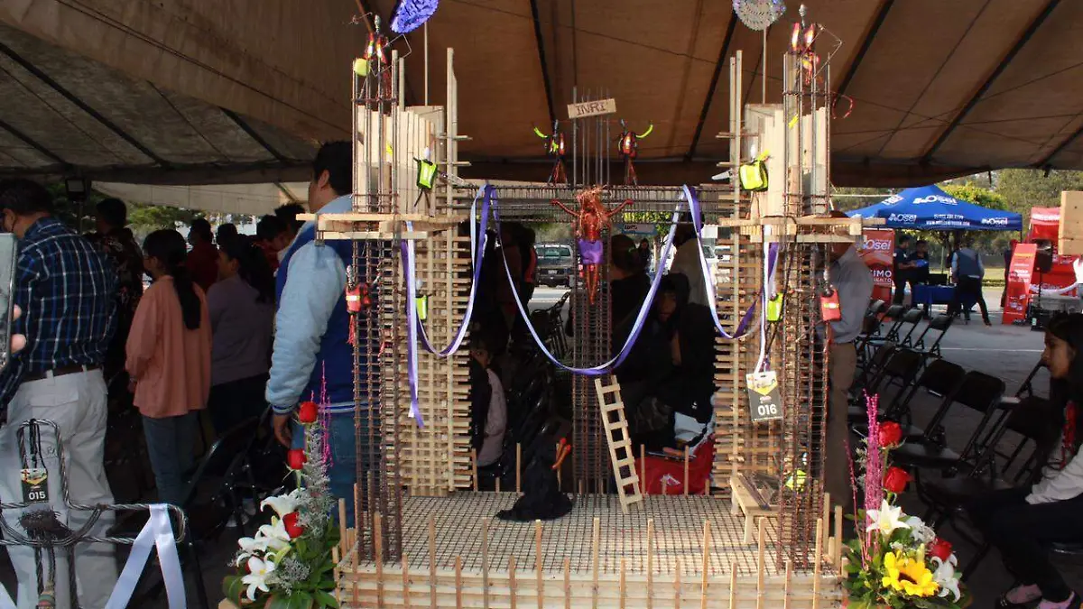 Trabajadores de la construcción participan en tradicional concurso de cruces