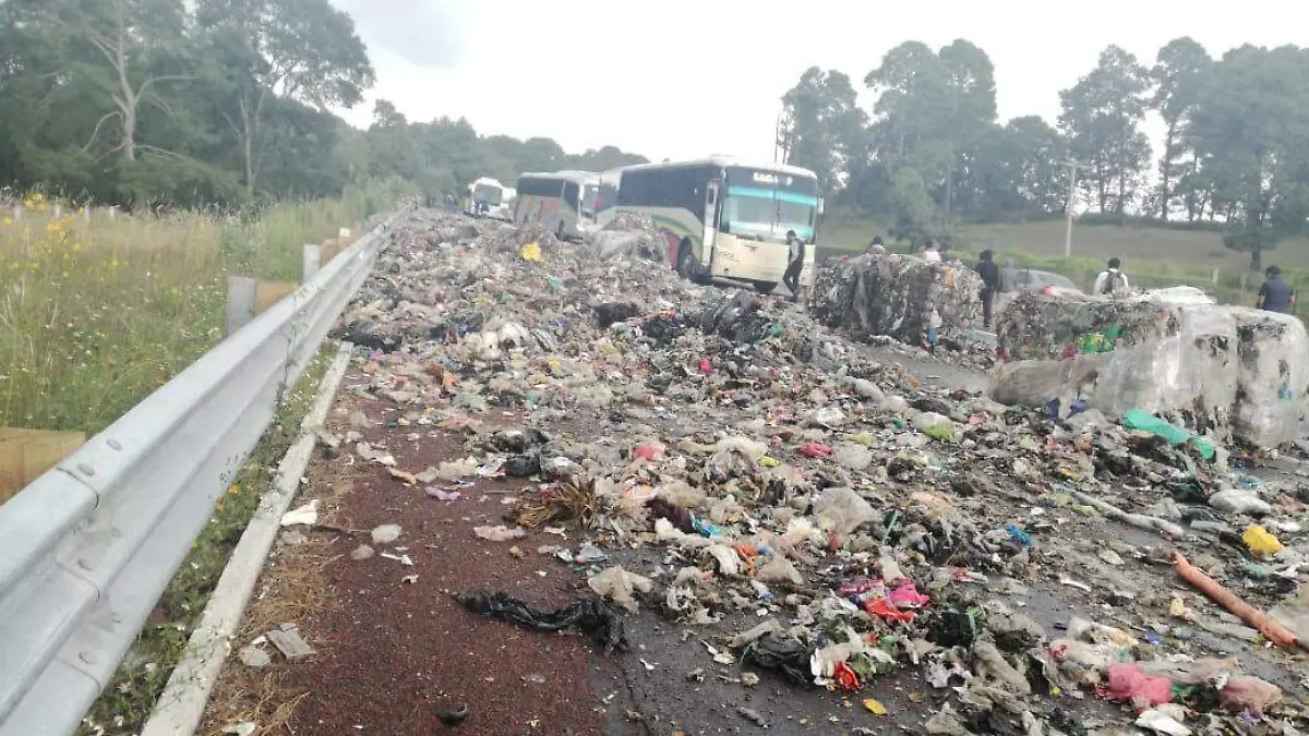 volcadura de trailer de basura
