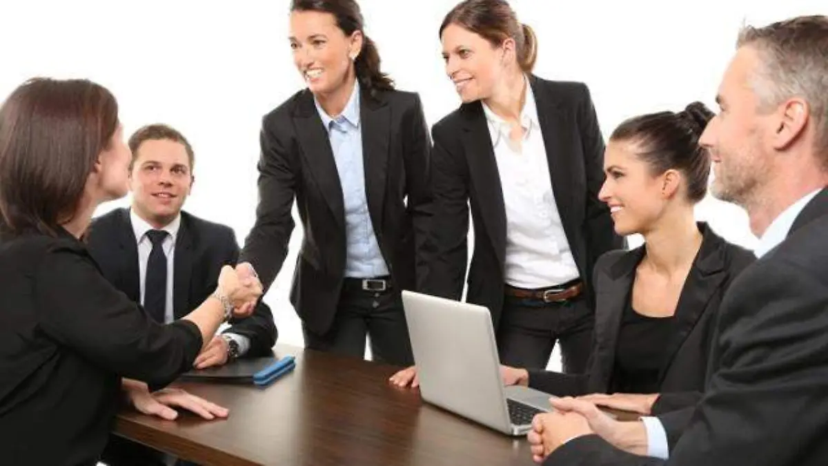 desk-computer-work-suit-group-meeting-1282006-pxhere.com