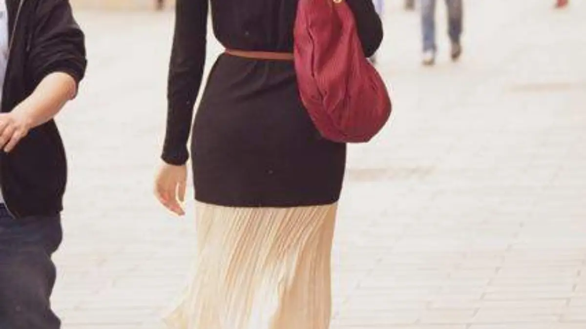 outdoor-person-girl-woman-road-street-1198060-pxhere.com