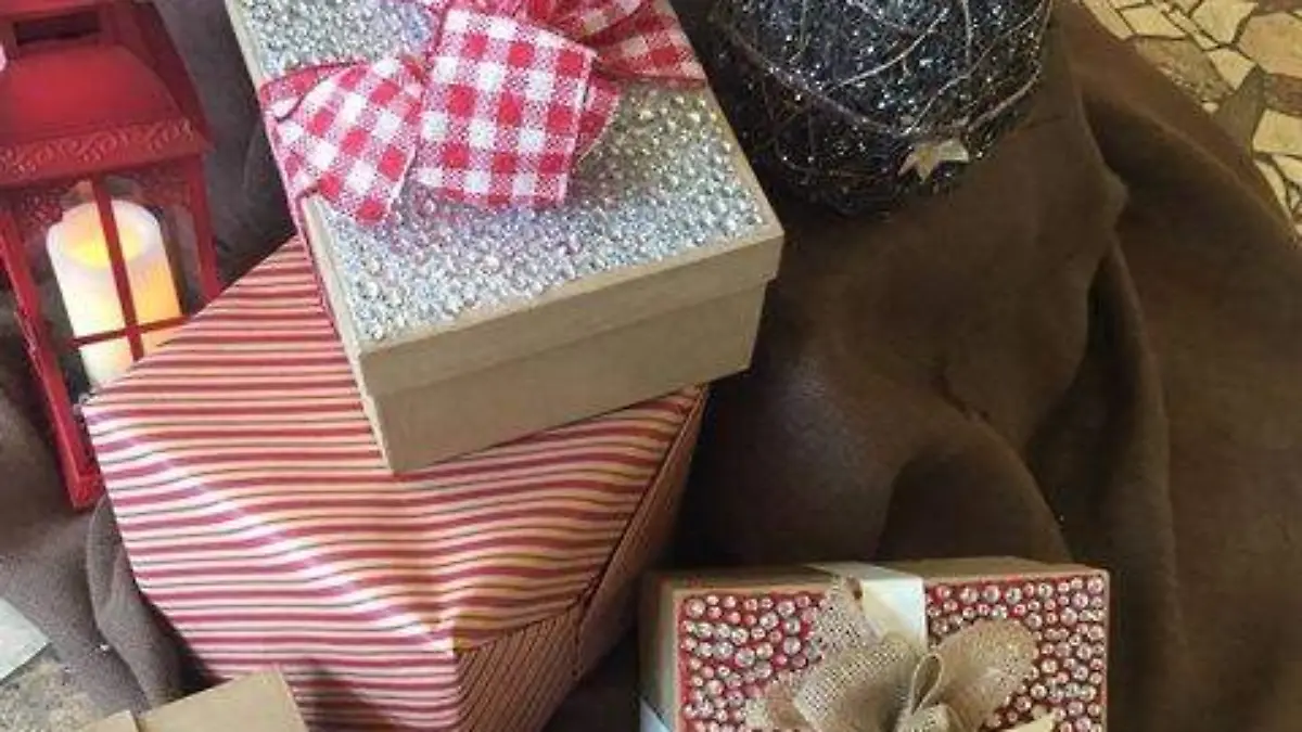 gift-pattern-red-christmas-material-gifts-790267-pxhere.com