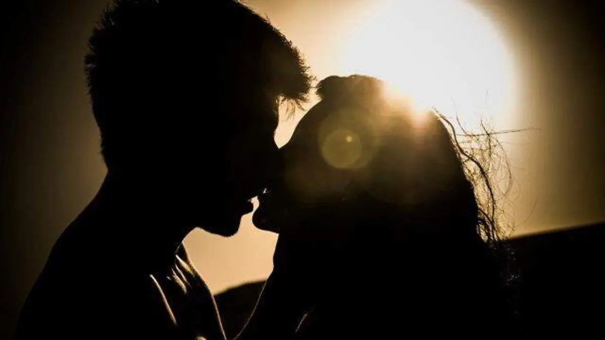 silhouette-light-sunlight-love-shadow-kiss-108623-pxhere.com