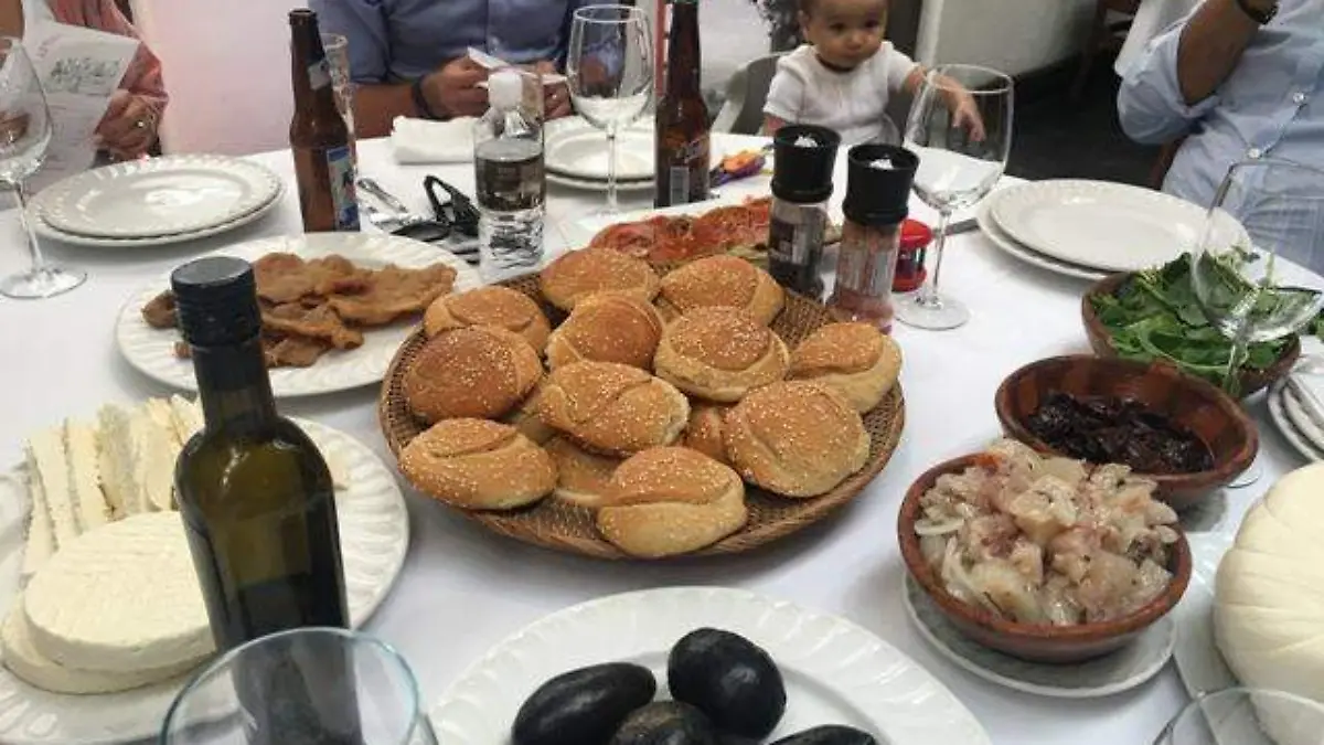 Mesa con cemitas JMH