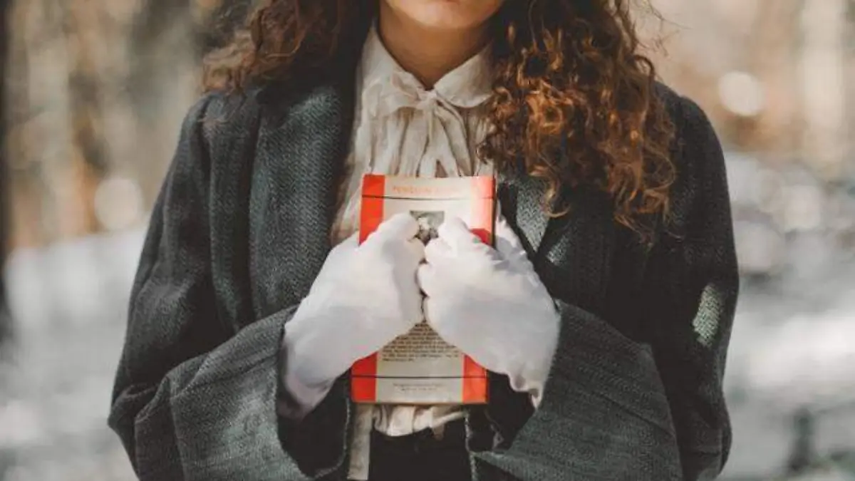 hand-book-person-winter-girl-woman-173958-pxhere.com