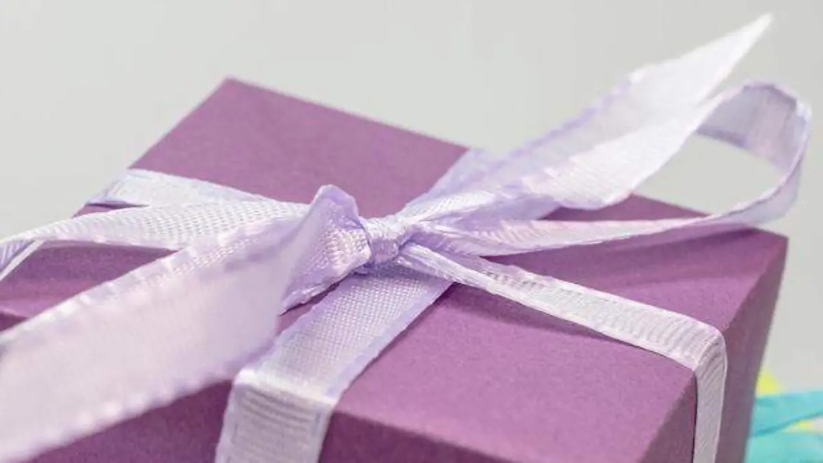 purple-petal-gift-decoration-color-colorful-915526-pxhere.com