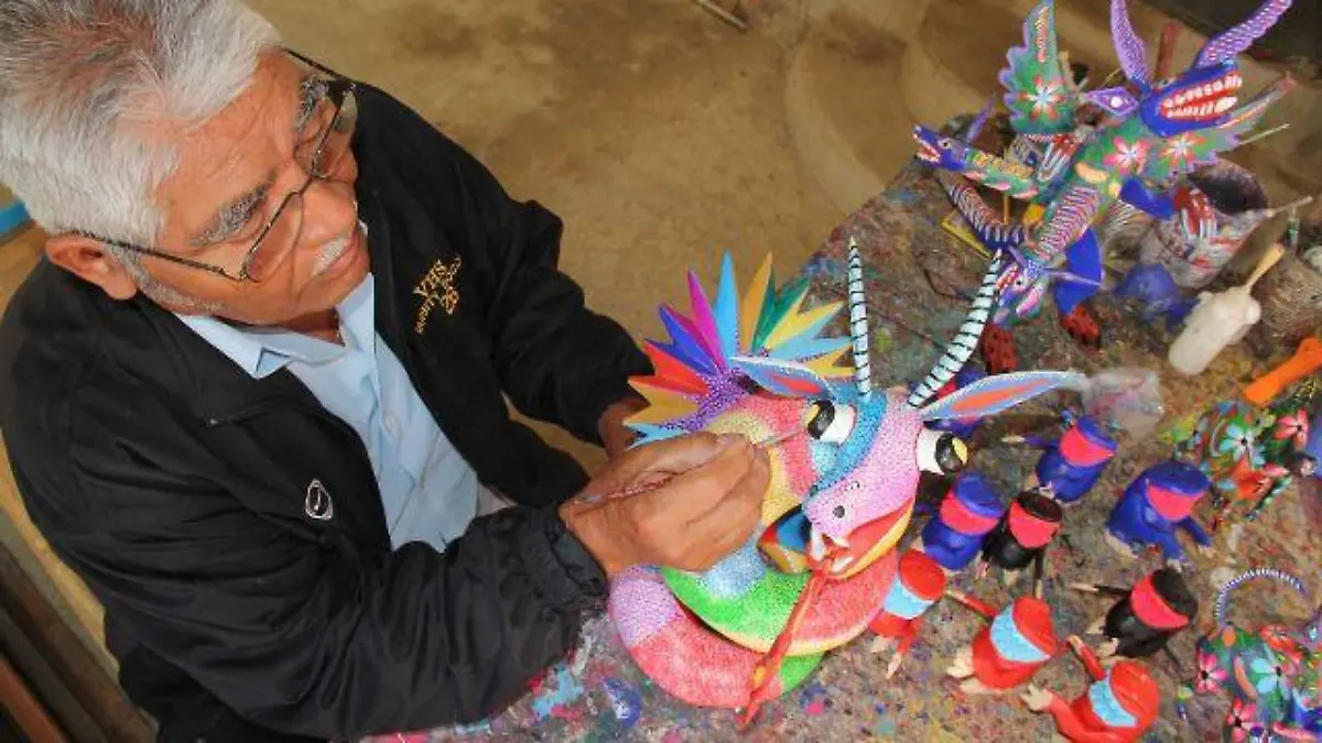 Artesano de alebrijes.