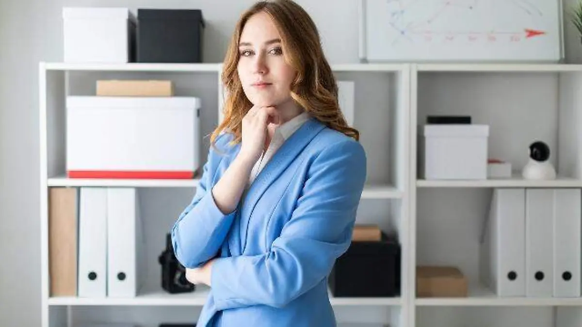 girl-young-business-businesswoman-office-stands-1456585-pxhere.com