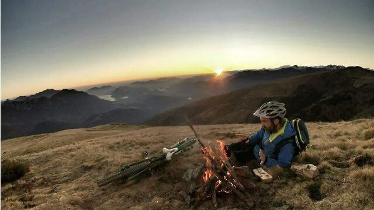 landscape-wilderness-person-mountain-sunset-hill-31392-pxhere.com